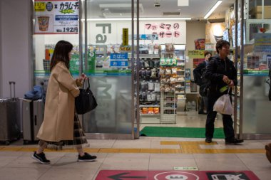 Tokyo, Japonya, 7 Kasım 2024: Tokyo 'da Gece Yürüyen ve Dükkan Önü