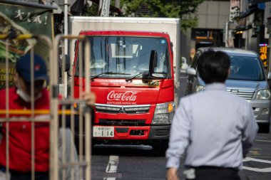 Tokyo, Japonya, 7 Kasım 2024: Yoğun Cadde 'deki Coca-Cola Teslimat Aracı