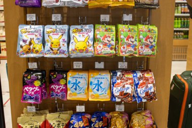 Tokyo, Japonya, 7 Kasım 2024: Japon Mağazasında Çeşitli Atıştırmalık ve Tatlılar Sergisi