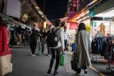 Tokyo, Japonya, 7 Kasım 2024: Gece Pazarı Alışveriş Sahnesi
