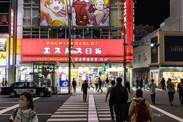 Tokio Japón Noviembre 2024 Vibrante Escena Nocturna Con Salón Pachinko — Foto de Stock