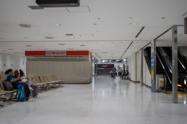Tokyo, Japonya, 7 Kasım 2024: Tranquil Havaalanı Yolcularıyla Oturma Salonu