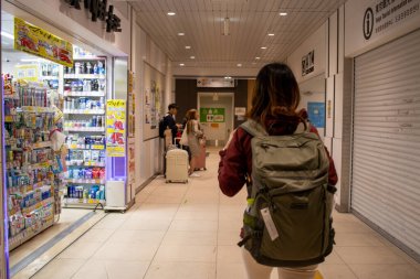 Tokyo, Japonya, 7 Kasım 2024: Japon Marketini Keşfeden Sırt çantalı Turist
