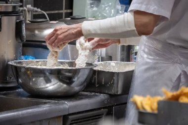 Tokyo, Japonya, 7 Kasım 2024: Ticari Mutfakta Aşçı Hamur Hazırlama