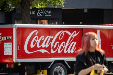 Tokyo, Japonya, 7 Kasım 2024: Coca-Cola Truck ve Pedestrian Akihabara 'da