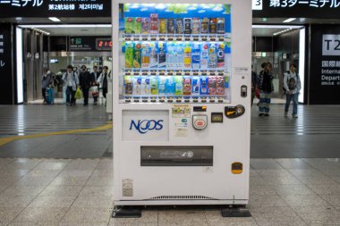 Tokyo, Japonya, 7 Kasım 2024: Tren İstasyonunda Otomat