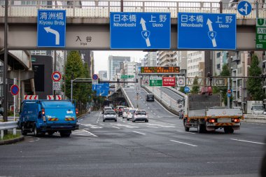 Tokyo, Japonya, 7 Kasım 2024: Ueno 'da Yön Tabelalı Şehir Trafik Sahnesi