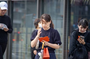 Tokyo, Japonya, 7 Kasım 2024: Şehir Hayatı ve Akıllı Telefon Kullanımı