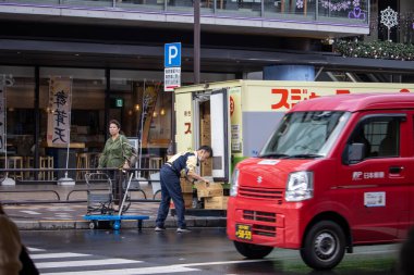 Tokyo, Japonya, 7 Kasım 2024: Şehirde Günlük Yaşam ve Teslimat Hizmetleri