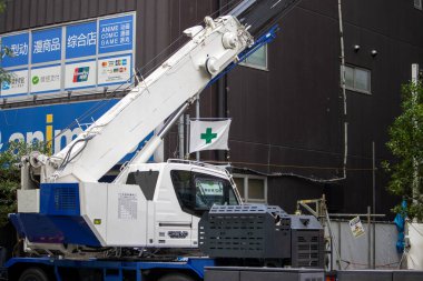 Tokyo, Japonya, 7 Kasım 2024: Mobil Crane Yakın Binası