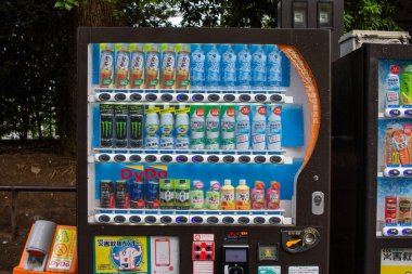 Tokyo, Japonya, 7 Kasım 2024: Renkli Otomat Çeşitli İçecekler