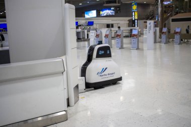 Tokyo, Japonya, 7 Kasım 2024: Narita Havaalanında Özerk Temizlik Robotu
