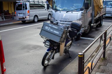 Tokyo, Japonya, 7 Kasım 2024: Teslimat Motosikleti Sokağa Park Edildi