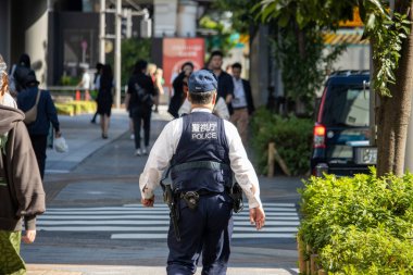 Tokyo, Japonya, 7 Kasım 2024: Japon Polis Memuru Yoğun Sokak Devriyesi