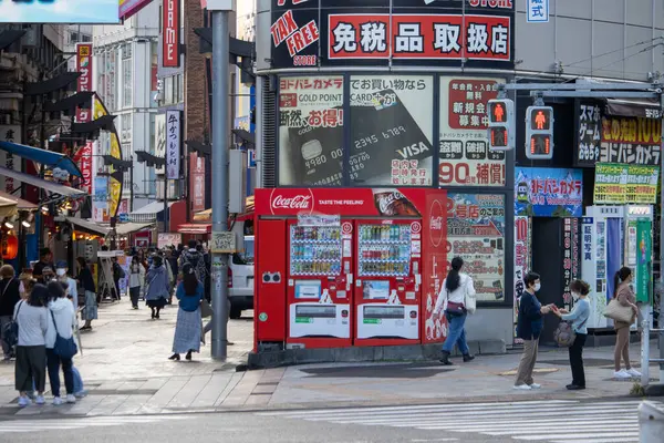 Tokio Japón Noviembre 2024 Bulliciosa Escena Callejera Con Máquinas Expendedoras — Foto de Stock