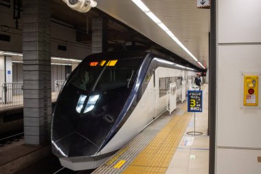 Tokyo, Japonya, 7 Kasım 2024: Metro İstasyonunda Modern Tren