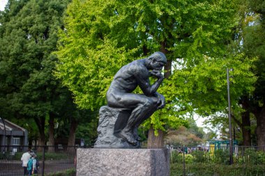 Tokyo, Japonya, 7 Kasım 2024: Ueno Park 'ta Bronz Düşünce Heykeli