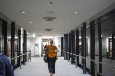 Tokyo, Japonya, 7 Kasım 2024: Modern İstasyon Koridorunda Yürüyen Yolcu