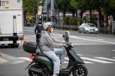 Tokyo, Japonya, 7 Kasım 2024: Yoğun Cadde 'de Şehir Tramvayı Sürücüsü