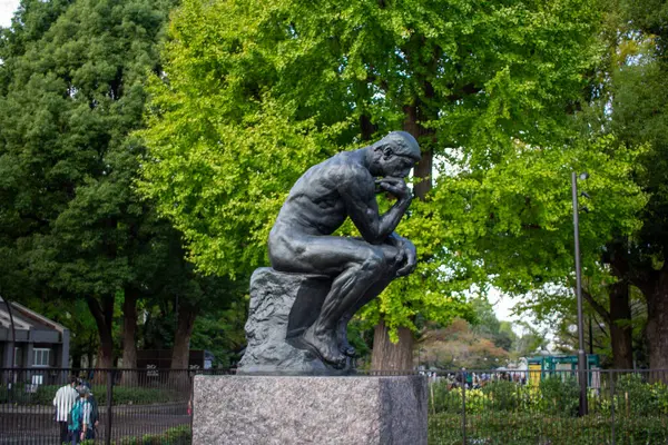 Tokyo, Japonya, 7 Kasım 2024: Ueno Park 'ta Bronz Düşünce Heykeli