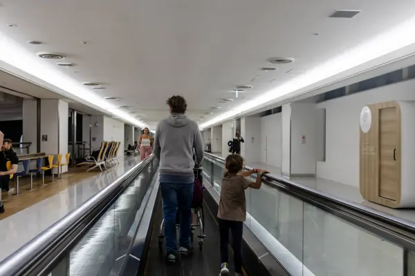 Tokio Japón Noviembre 2024 Family Airport Moving Walkway — Foto de Stock