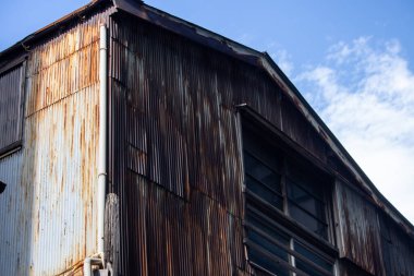 Tokyo, Japonya, 7 Kasım 2024: Rustic Corrugated Metal Depo Harici