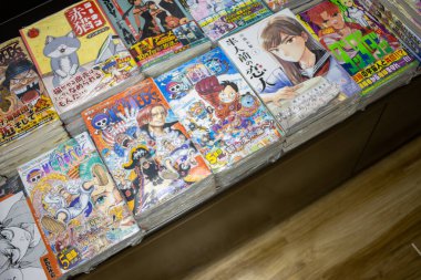 Tokyo, Japonya, 7 Kasım 2024: Renkli Manga Dergileri Kitapçıda Sergileniyor