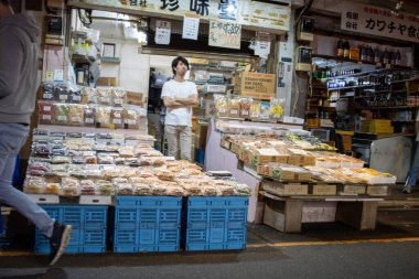 Tokyo, Japonya, 7 Kasım 2024: Japon Market Dükkanı Görevlisiyle