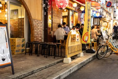 Tokyo, Japonya, 7 Kasım 2024: Geceleyin Izakaya Bölgesi