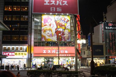 Tokyo, Japonya, 7 Kasım 2024: Renkli bir Pachinko salonunun Gece Görüşü