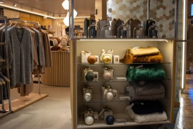 Helsinki, Finlandiya, 8 Kasım 2024: Butik İç İşleri Moda Kıyafetleri ve Aksesuarları Gösterimi