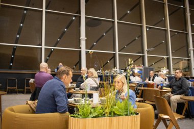 Helsinki, Finlandiya, 8 Kasım 2024: Gezginlerle Yoğun Havaalanı Salonu