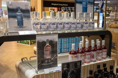 Helsinki, Finlandiya, 8 Kasım 2024: Mağazada Gösterilen Fin Cin Şişeleri