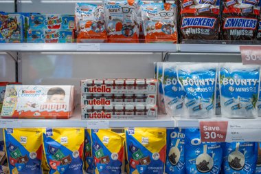 Helsinki, Finlandiya, 8 Kasım 2024: Mağazadaki Uluslararası Çikolata Markalarının Türleri