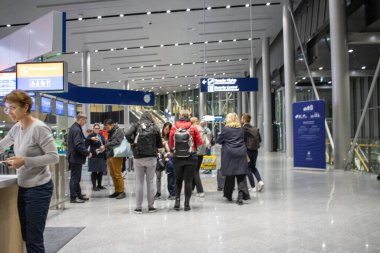 Helsinki, Finlandiya, 8 Kasım 2024: Yolcularla Havalimanı Kontrol Alanı