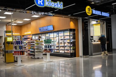 Helsinki, Finlandiya, 8 Kasım 2024: Helsinki Havaalanı 'nda R Kioski mağazası önü
