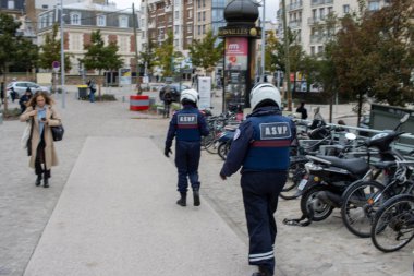 Paris, Fransa, 8 Kasım 2024: ASVP Memurları McDonald 's yakınlarında Devriye geziyor