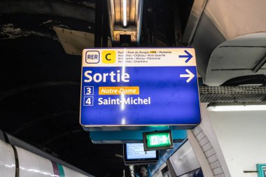 Paris, Fransa, 8 Kasım 2024: RER C Direction İmza Notre-Dame ve Saint Michel