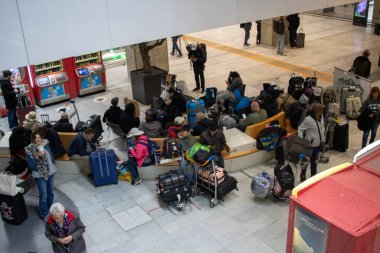 Paris, Fransa, 8 Kasım 2024: Kalabalık Havalimanı Bekleme Bölgesi