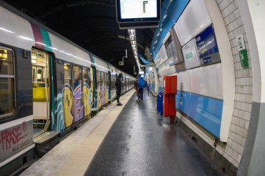 Paris, Fransa, 8 Kasım 2024: Grafiti ile Metro İstasyonunda Banliyö Treni