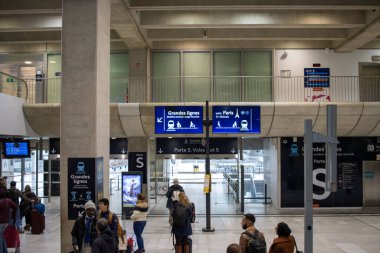 Paris, Fransa, 8 Kasım 2024: Paris tren istasyonunda gezginler ve gezginler