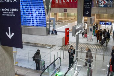 Paris, Fransa, 8 Kasım 2024: Yolcular ve Zaman Çizelgesi Görünümü ile Yoğun Tren İstasyonu İçişleri