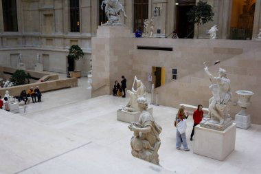 Paris, Fransa, 9 Kasım 2024: Louvre Müzesi İçinde Heykeller ve Ziyaretçiler