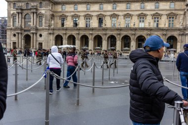 Paris, Fransa, 9 Kasım 2024: Louvre Müzesi Askeri Gözetim Sırası