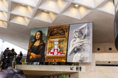 Paris, Fransa, 9 Kasım 2024: Louvre Müzesi İçişleri 'nde Iconic Artworks