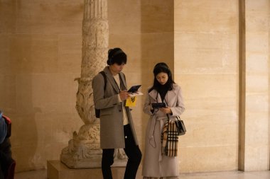 Paris, Fransa, 9 Kasım 2024: Müzedeki Çift Teknolojisi