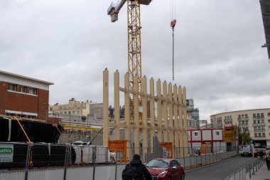 Paris, Fransa, 8 Kasım 2024: Crane ve Tahta Yapılı İnşaat Alanı