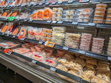 Fransa, 2 Mart 2024: Süpermarket Rafında Paketlenmiş Deniz Ürünleri