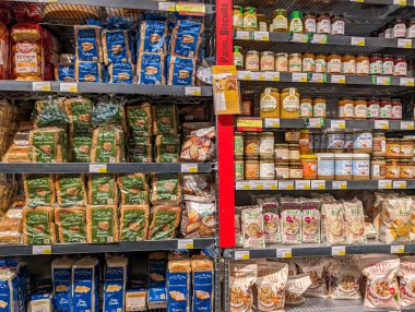 Fransa, 2 Mart 2024: Çeşitli Gıda Ürünleriyle Market Rafı