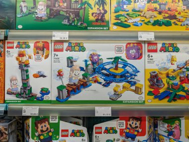 Fransa, 2 Mart 2024: LEGO Super Mario setlerinin çeşitleri bir oyuncakçıda sergileniyor